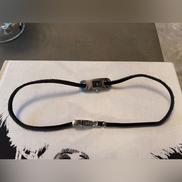 GUCCI 6100L Wrap Around Watch - Picture 4 of 8